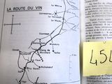 un livre sur lequel figurent une carte et un autocollant jaune