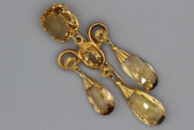 paire de boucles d'oreilles dorées ornées d'une citrine facettée