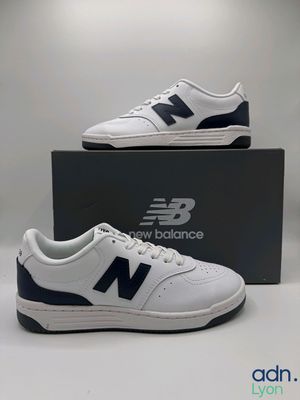 baskets New Balance blanches et bleu marine