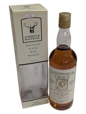 un gros plan sur une bouteille de whisky à côté d'une boîte