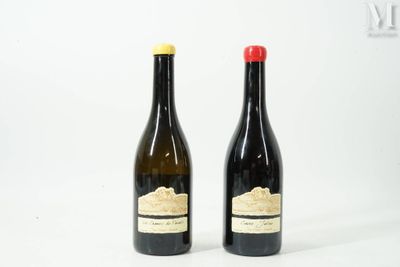 deux bouteilles de vin posées l'une à côté de l'autre sur une surface blanche