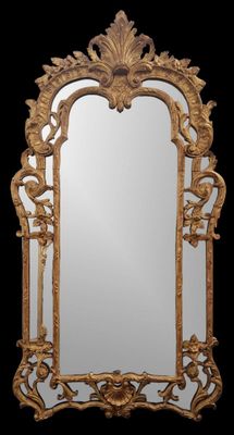 un miroir richement sculpté, avec un fond noir et un fond noir