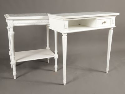 deux tables blanches avec des tiroirs et une étagère au-dessus