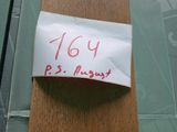 un morceau de papier épinglé sur un morceau de bois