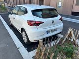 une voiture blanche garée sur le bord de la route