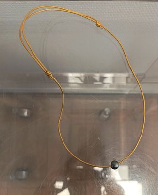 Collier en cuir doré orné d'une perle de Tahiti (8 mn)