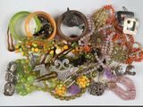 plusieurs types de bijoux différents sur une surface blanche