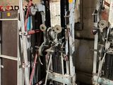 deux machines qui se trouvent l'une à côté de l'autre dans un garage