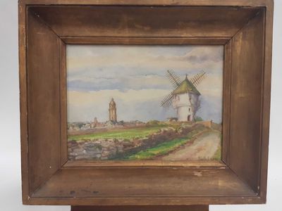 une peinture à l'huile représentant un moulin à vent dans un champ, avec une église en arrière-plan