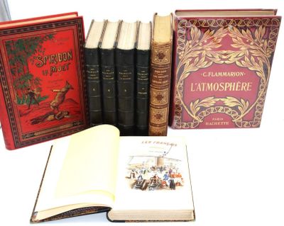 plusieurs livres empilés les uns sur les autres sur une table