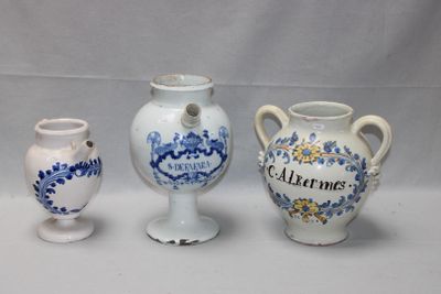 trois vases ornés de motifs bleus et blancs, disposés les uns à côté des autres