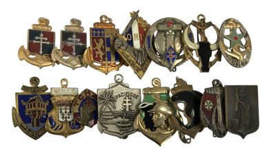 plusieurs types de badges sont présentés sur une surface blanche