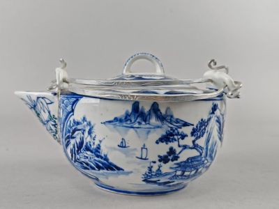 théière en porcelaine bleue et blanche, avec couvercle et anses
