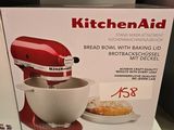 emballage d'un robot pâtissier KitchenAid rouge et d'un saladier rempli d'aliments