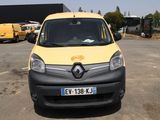 une camionnette jaune garée dans un parking