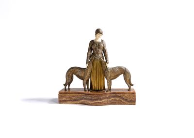 statue représentant une femme et un chien, posée sur un socle en bois