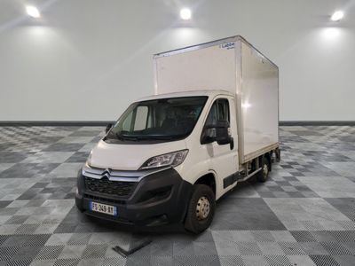 la camionnette blanche est garée sur le sol en damier d'une pièce
