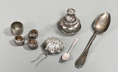 cuillères en argent, tasses et cuillères à soupe posées sur une table