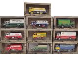 six camions miniatures dans une vitrine sur fond blanc