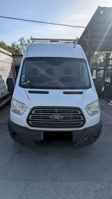 la camionnette blanche est garée dans le parking à côté d'autres véhicules