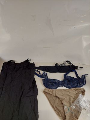 deux sous-vêtements et un haut de soutien-gorge posés sur une surface blanche