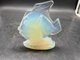 un poisson en plastique posé sur une table