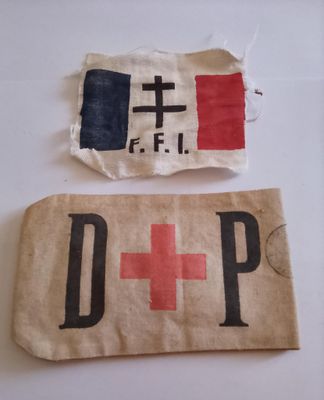 deux morceaux de tissu sur lesquels figurent une croix et une croix rouge