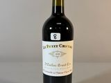 une bouteille de vin posée sur une table