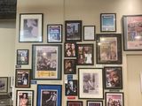 une photo d'un mur recouvert d'affiches de cinéma