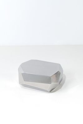 gros plan d'un objet métallique sur une surface blanche