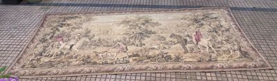 un tapis posé par terre à côté d'une plante en pot