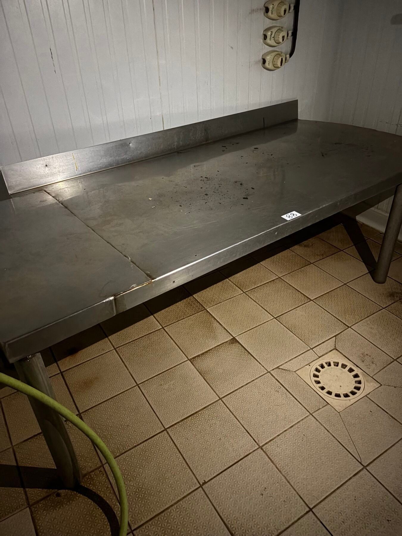 Une petite table inox avec dosseret.