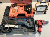 une boîte à outils posée sur une table à côté d'une perceuse