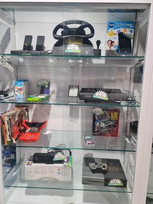 une vitrine en verre contenant divers objets