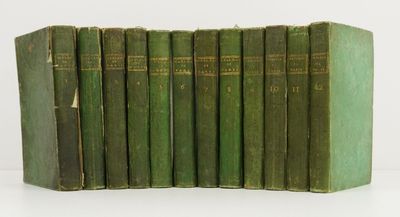 six livres verts sont empilés les uns sur les autres sur une surface blanche