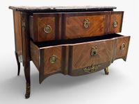 Commode à double ressaut en placage de bois de violette, ama… (photo 3)