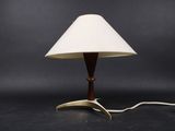 une lampe de table surmontée d'un abat-jour blanc
