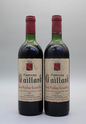 deux bouteilles de vin rouge posées l'une à côté de l'autre sur une table