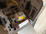 un homme tenant une mallette contenant des outils