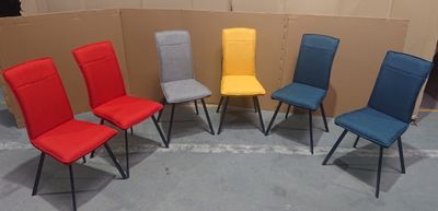 several chairs are lined up in a circle in a room