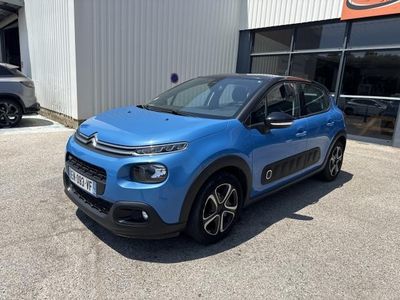 une citrole bleue garée devant un immeuble