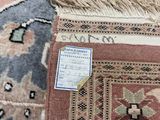 un petit bout de papier posé sur un tapis, sur lequel figure une étiquette de prix
