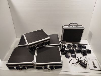 quatre valises posées sur une table blanche