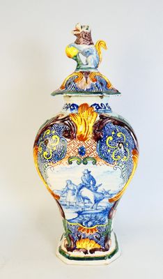 Vase potiche en faïence à décor peint figurant un couple de …