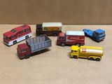 Plusieurs camions miniatures et camions sont alignés sur une table