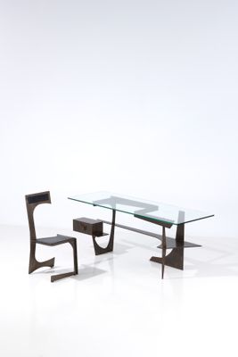 une photo représentant une table en verre et une chaise dans une pièce blanche