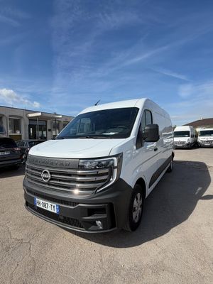 la camionnette blanche est garée dans un parking avec d'autres véhicules