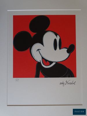 Reproduction artistique de Mickey Mouse dans un cadre blanc sur fond rouge