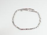 un bracelet en argent orné de pierres roses sur fond blanc