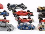 un grand nombre de voitures-jouets qui se trouvent sur la table